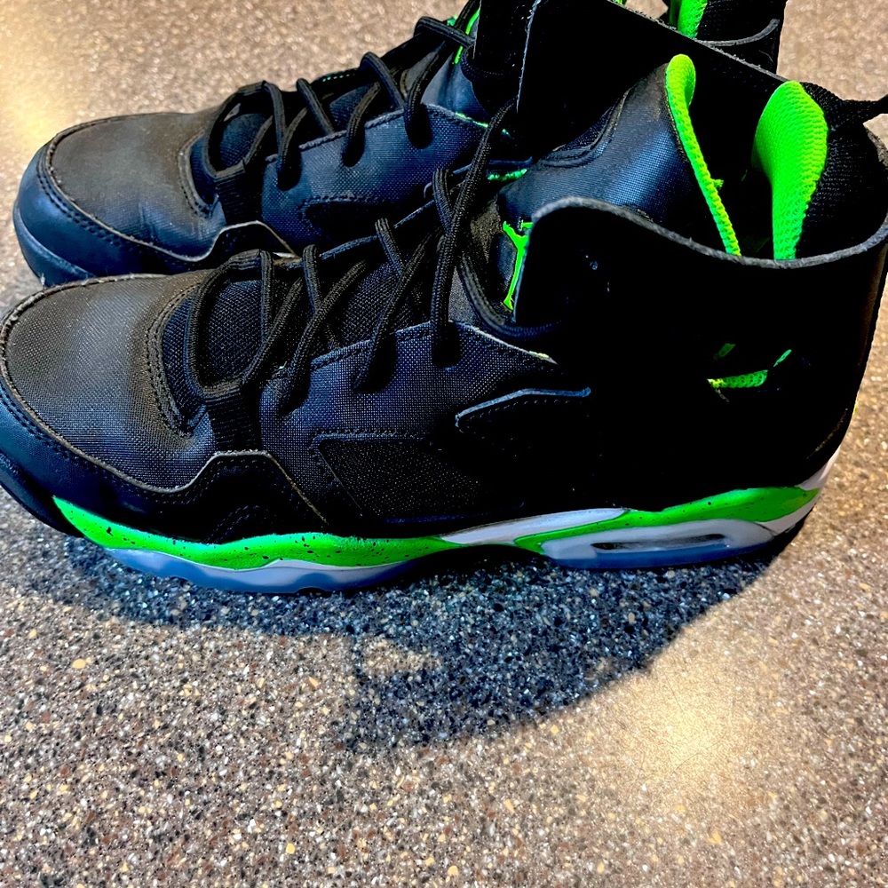 Jordan- kids used sneakers size 5y